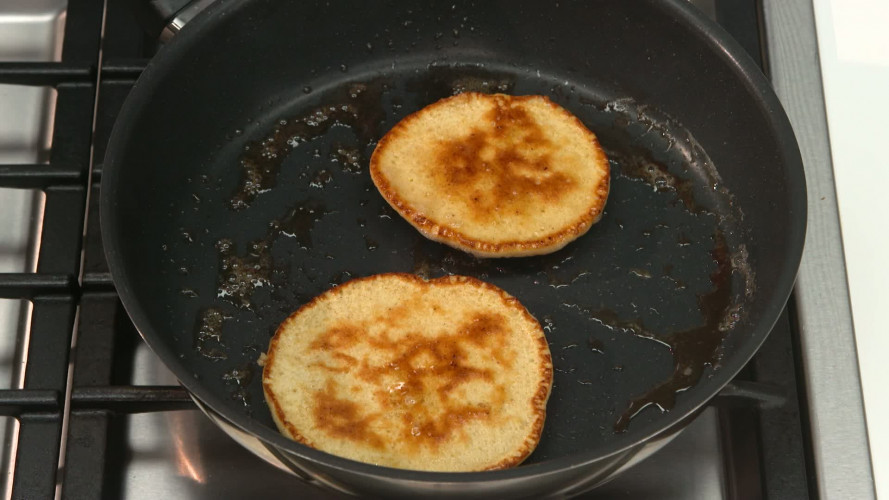 American pancakes met appel, rozijnen en honing R900958 stap 06.mp4