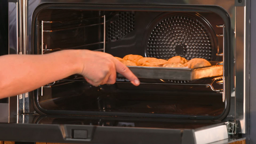 Zoete appel-abrikozenbroodjes R179240 stap 09.mp4