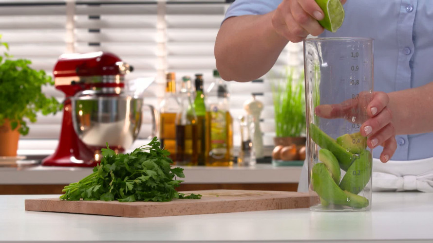 Groene lentesalade met avocadodressing stap 06.mp4