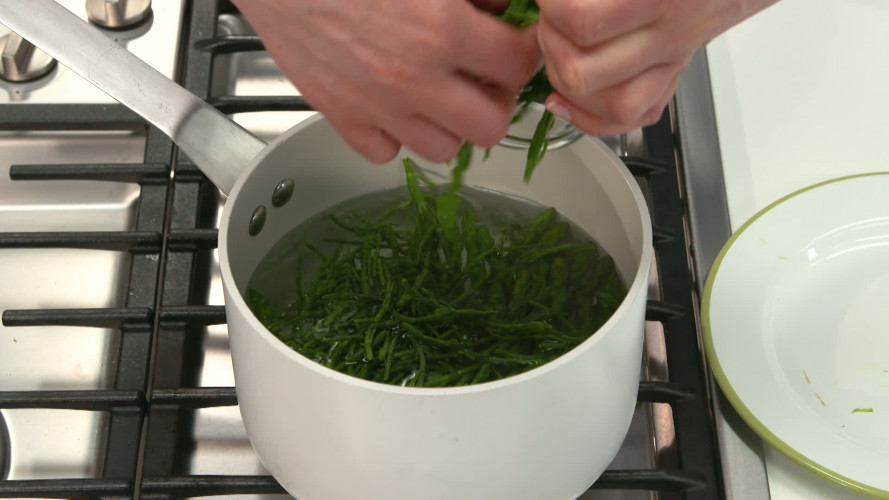 Salade van zeekraal, krieltjes en hollandse garnalen [AH05] stap 02.mp4