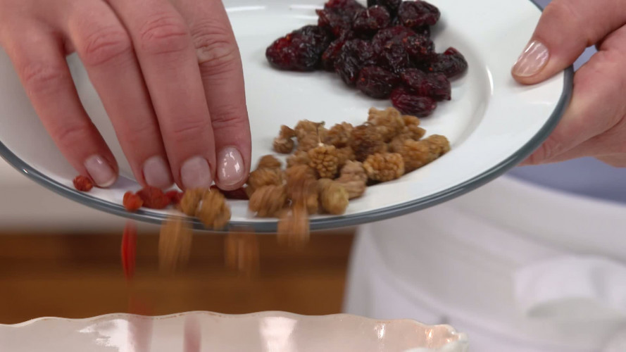 Vruchtenbrood met gedroogde bessen en noten stap 03.mp4