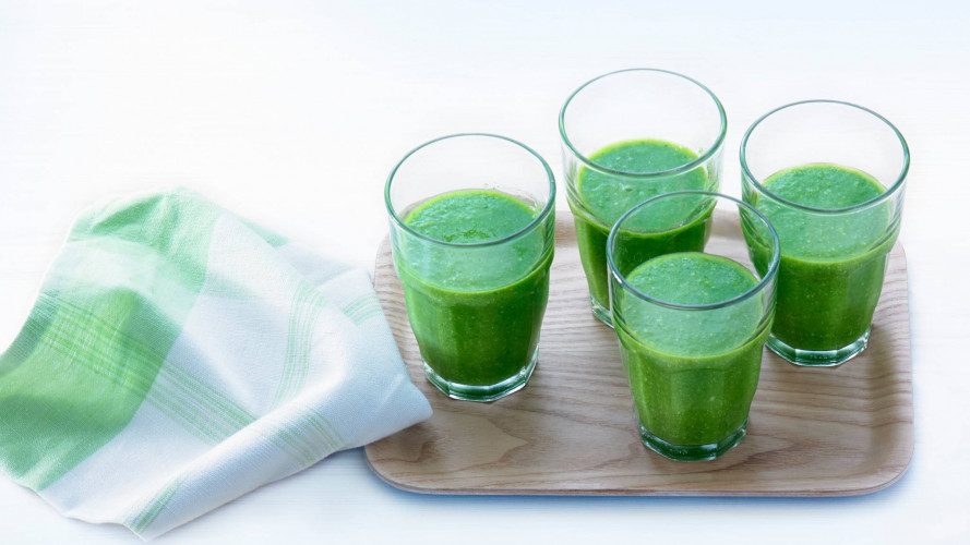 Groene smoothie met spinazie, tarwegras en amandelen