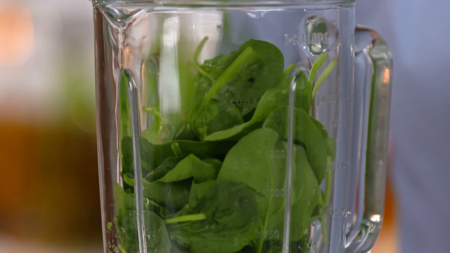 Groene smoothie met spinazie, tarwegras en rauwe amandelen stap 02.mp4