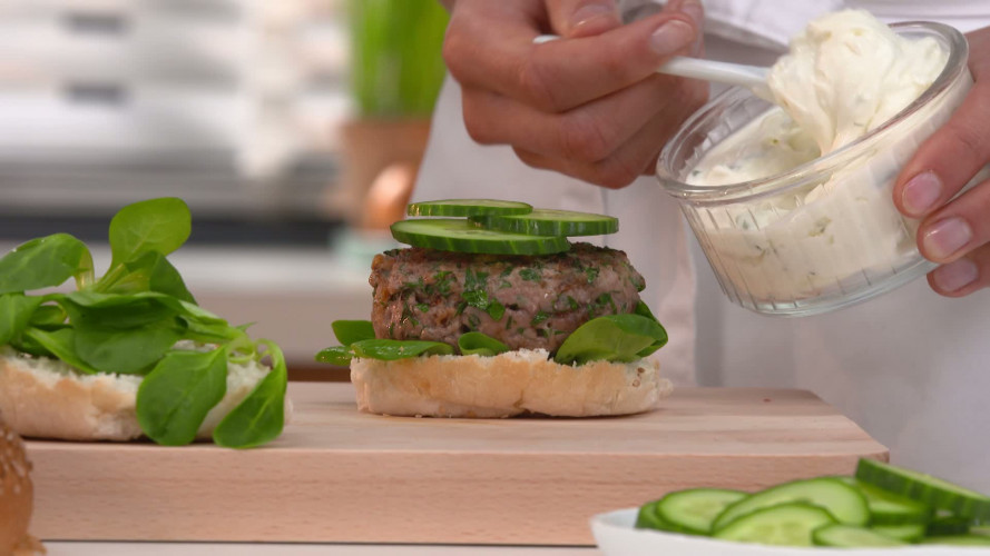 Griekse burger met kruiden & tzatziki stap 06.mp4
