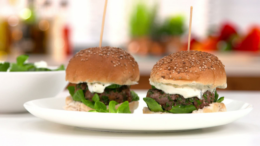 Griekse burger met kruiden & tzatziki stap 07.mp4
