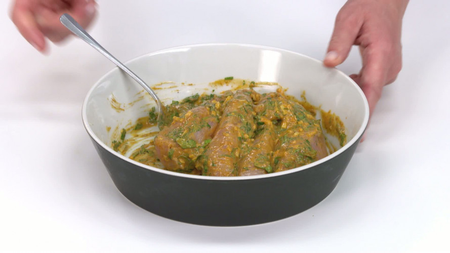 Kip tandoori aan de spies R810366 stap 03.mp4