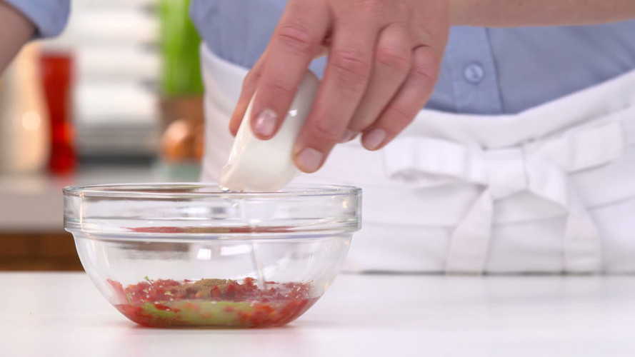 Salade met avocado, mango en aardbeien R668548 stap 02.mp4