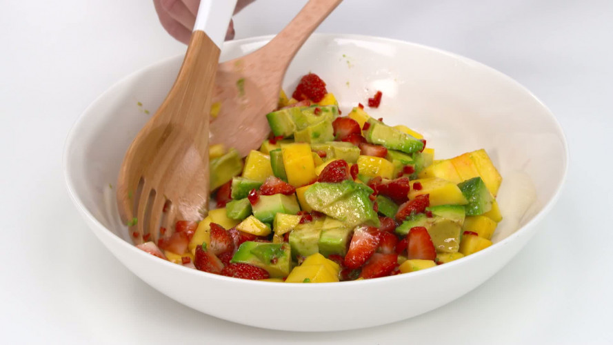 Salade met avocado, mango en aardbeien R668548 stap 05.mp4