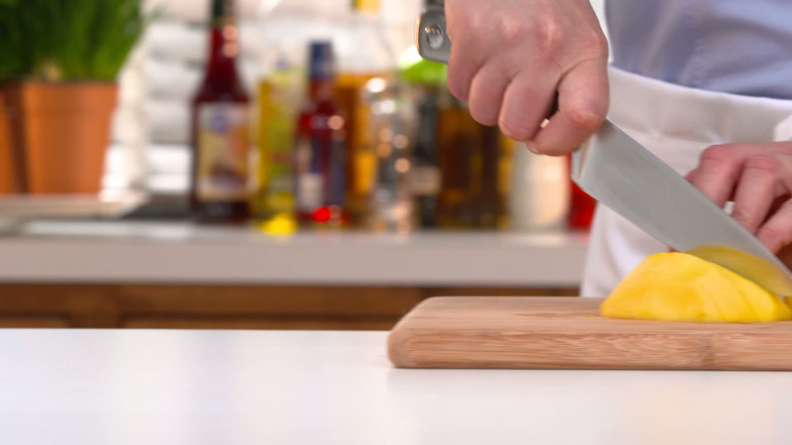 Salade met avocado, mango en aardbeien R668548 stap 03.mp4