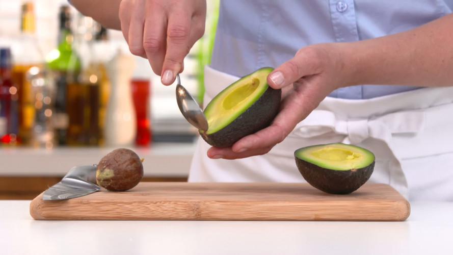 Salade met avocado, mango en aardbeien R668548 stap 04.mp4