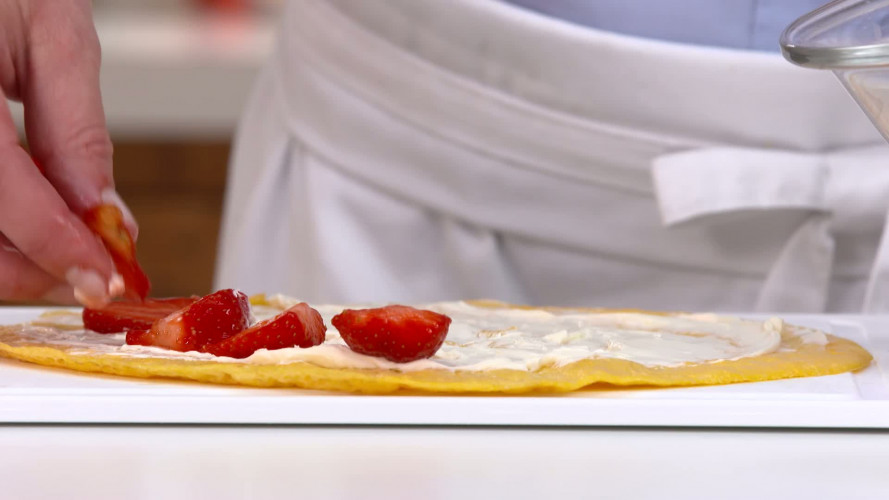 Honingomeletjes met aardbeien R249236 stap 05.mp4