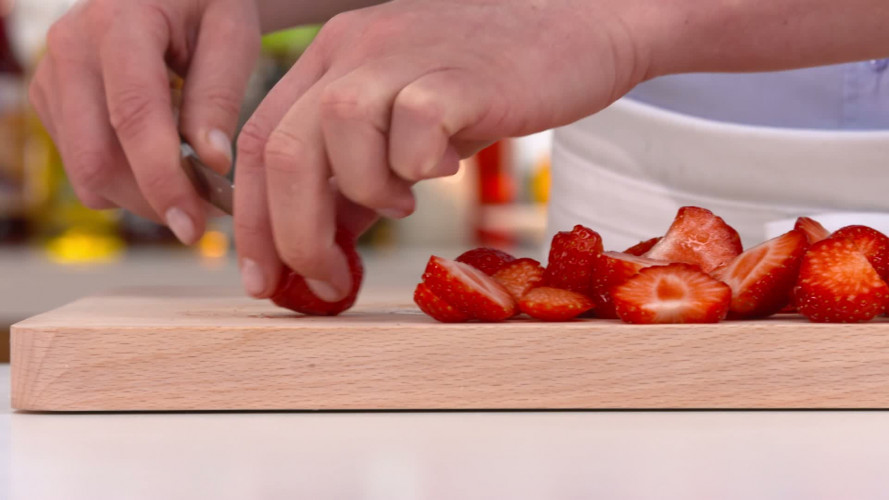 Honingomeletjes met aardbeien R249236 stap 01.mp4