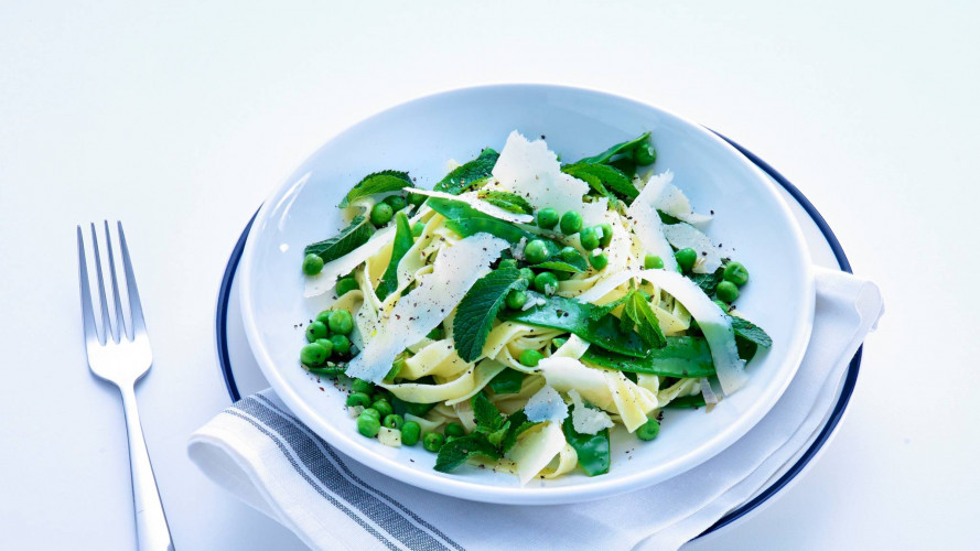 Zomerpasta met tuinerwten en munt