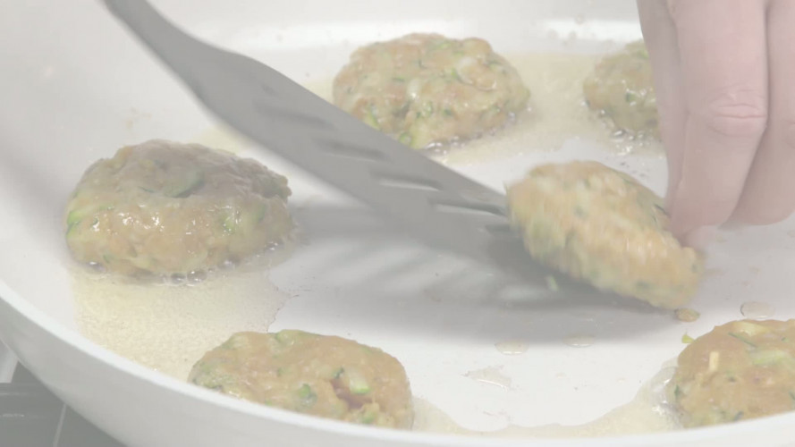 Pittige vis-courgettekoekjes stap 06.mp4