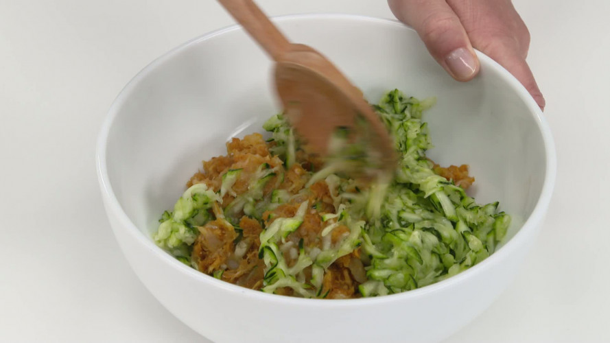 Pittige vis-courgettekoekjes stap 04.mp4