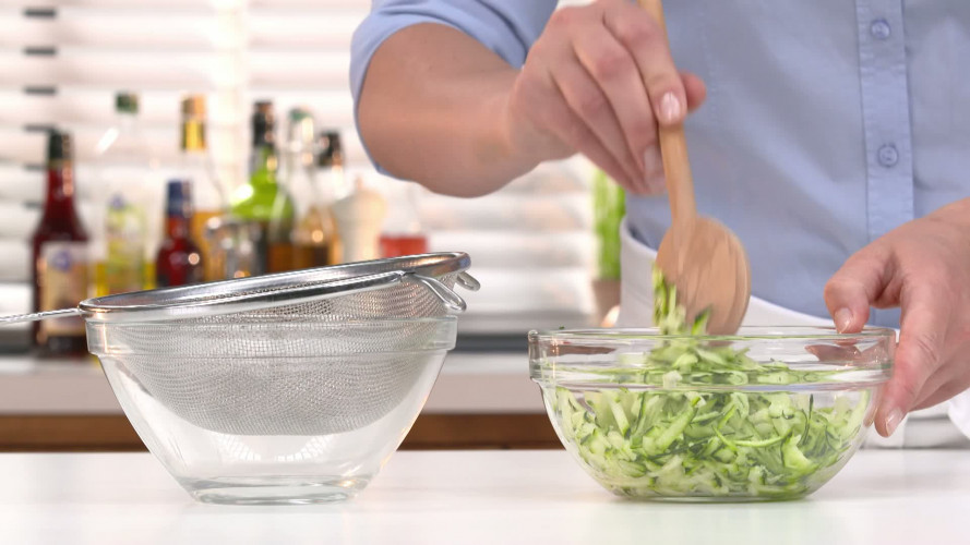 Pittige vis-courgettekoekjes stap 01.mp4