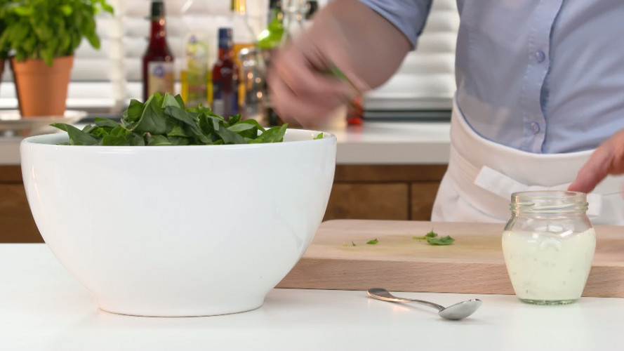 Spinaziesalade met pasta en avocado R438402 stap 05.mp4