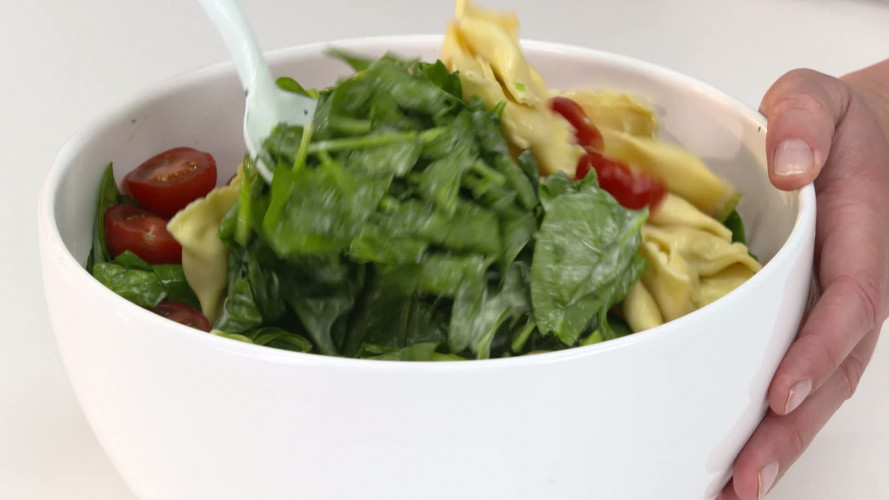 Spinaziesalade met pasta en avocado R438402 stap 06.mp4
