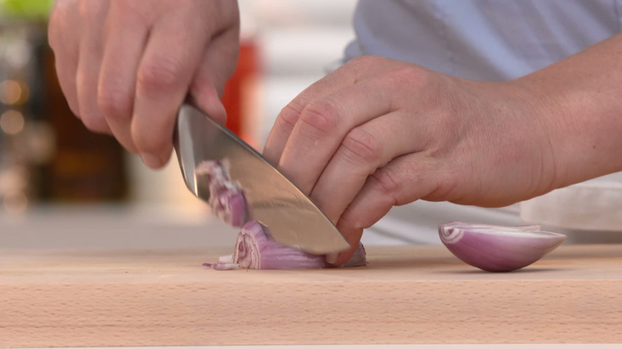 Spaanse gehaktballetjes in pittige tomatensaus (albondigas) R521180 stap 03.mp4