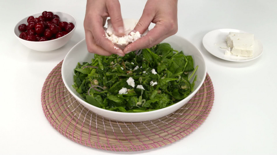 Spinaziesalade met kersen en basilicumdressing stap 05.mp4