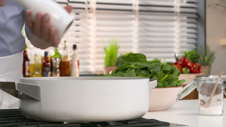 Spinaziesalade met kersen en basilicumdressing stap 03.mp4