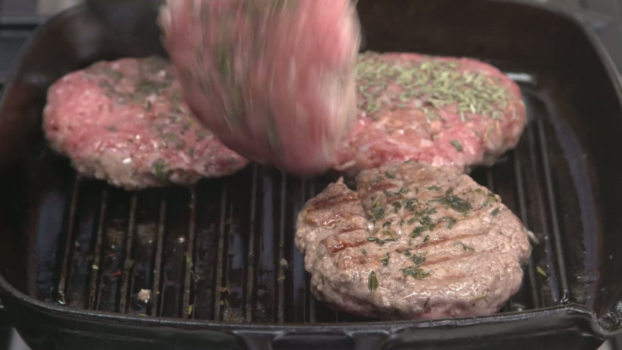 Burger met rode-uienjam stap 07.mp4