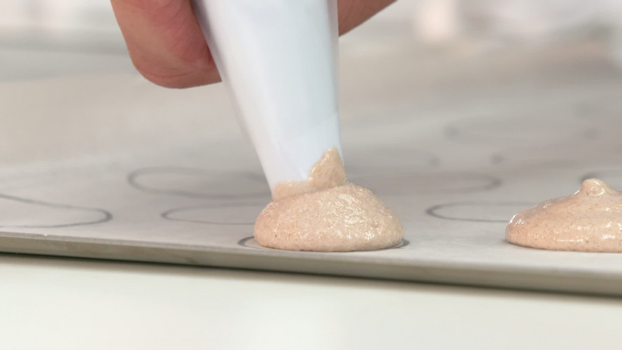 Chocolademacarons met hazelnootpasta stap 12.mp4