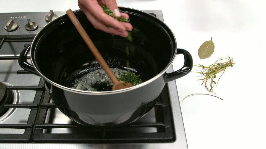 Kip in wijn gestoofde prei & tijm stap 10.mp4