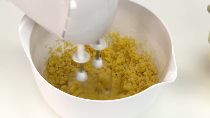 Eclairs met banaan en chocolade stap 07.mp4