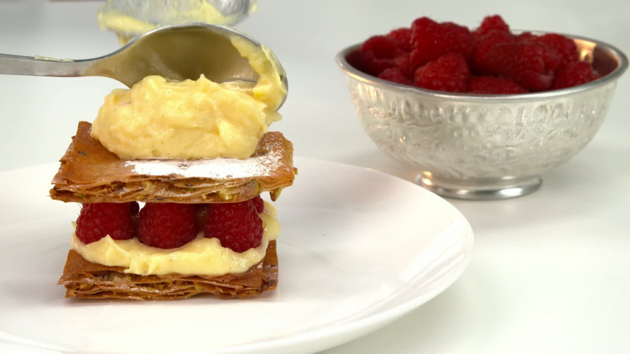 Millefeuille met banketbakkersroom en frambozen stap 14.mp4