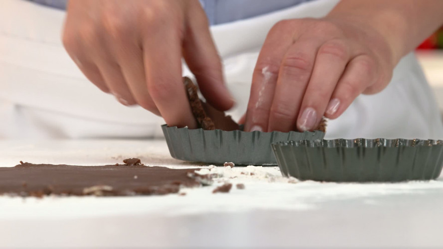 Chocoladetaartjes met karamel en zeezout stap 08.mp4