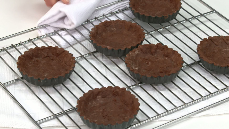 Chocoladetaartjes met karamel en zeezout stap 11.mp4
