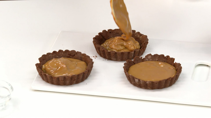 Chocoladetaartjes met karamel en zeezout stap 15.mp4