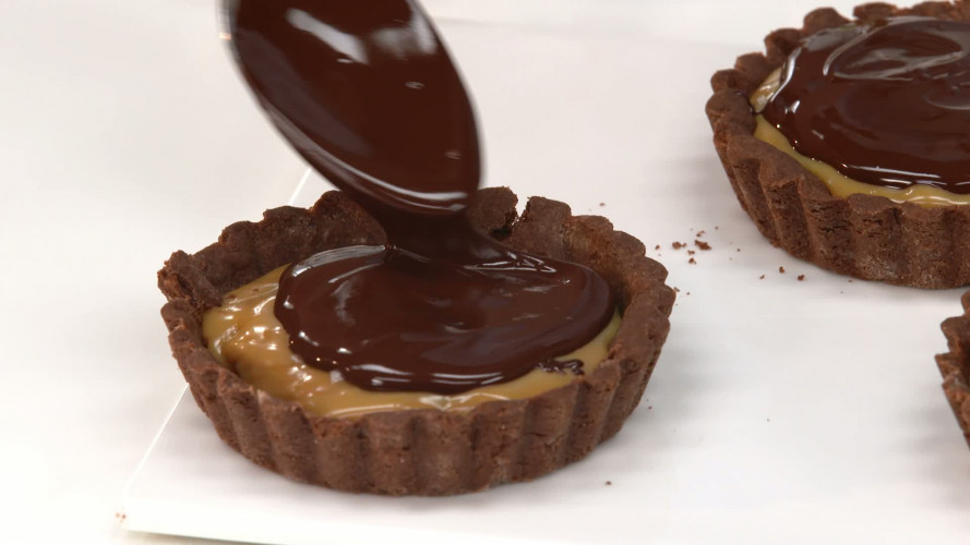 Chocoladetaartjes met karamel en zeezout stap 16.mp4