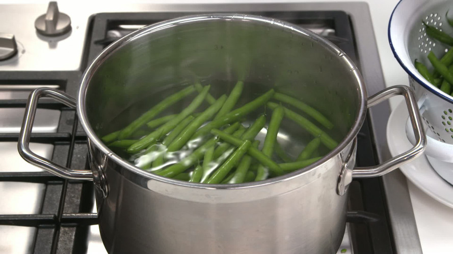 Gegrilde filetlapjes met appel, sperziebonen en kriel stap 04.mp4