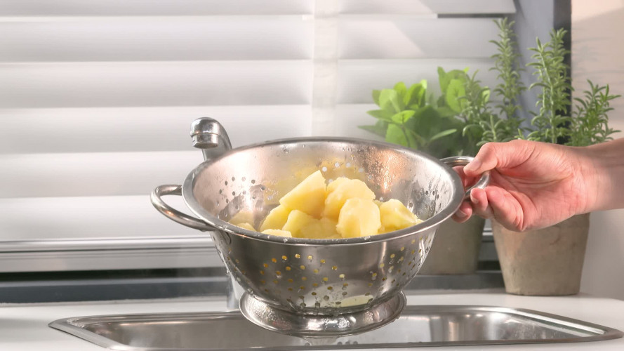 Stamppot met prei-roomkaas en kip 853202 stap 04.mp4