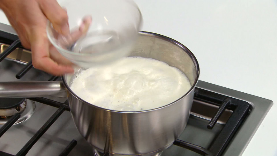 GRIESMEELPUDDING MET BESSENSAUS stap 02.mp4