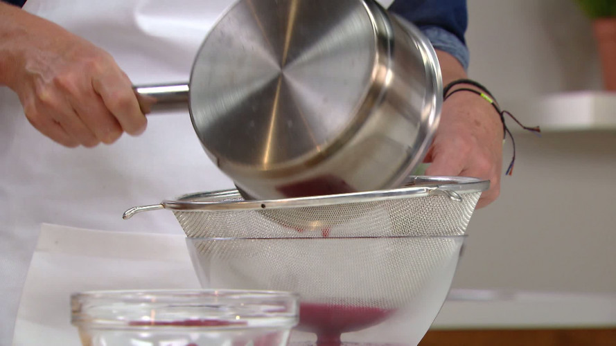 GRIESMEELPUDDING MET BESSENSAUS stap 06_v1 OUD.mp4