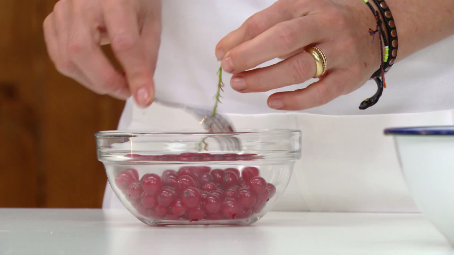 GRIESMEELPUDDING MET BESSENSAUS stap 05.mp4
