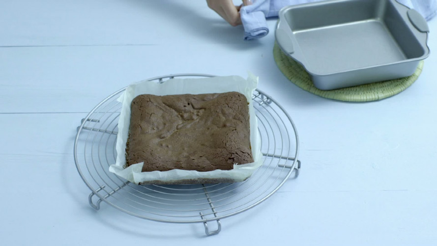 Brownietaart met pepermuntschuim STAP 7.mov