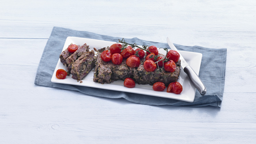 Gehaktbrood met basilicum, paddenstoelen en spek