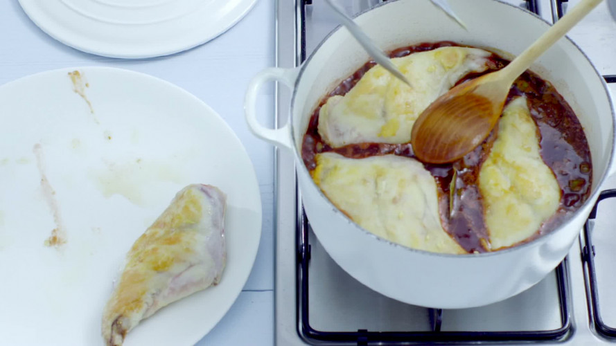 Gestoofde Konijnenbout in rode wijn met olijven STAP 6.mov