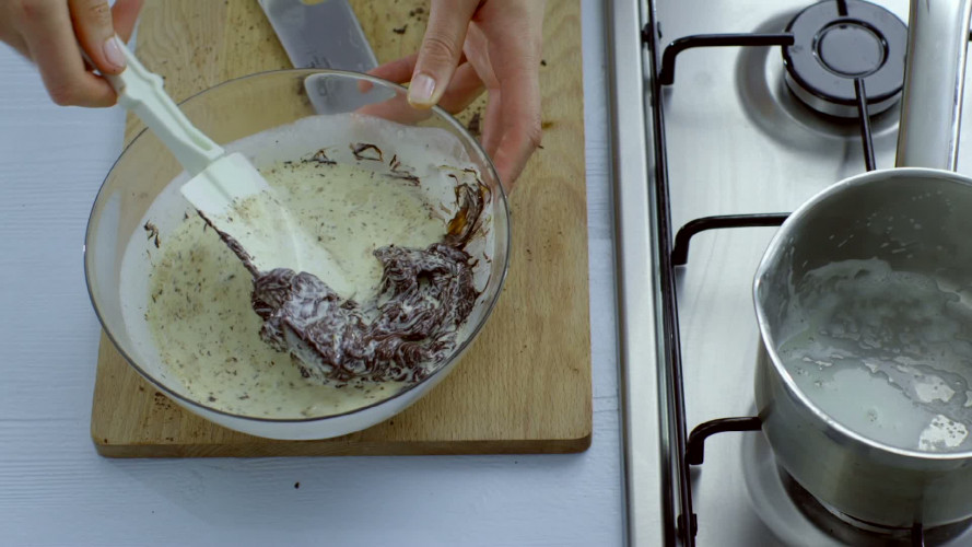 Koffie-chocoladetaart met Maltesers STAP 10 NIEUW.mov