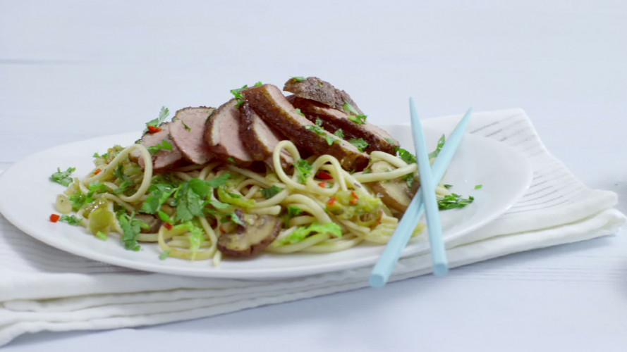 Eendenborstfilet met noedels en groene kool stap 11