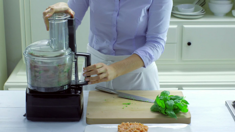 Kipgehakt-parmezaanballetjes stap 2.mov