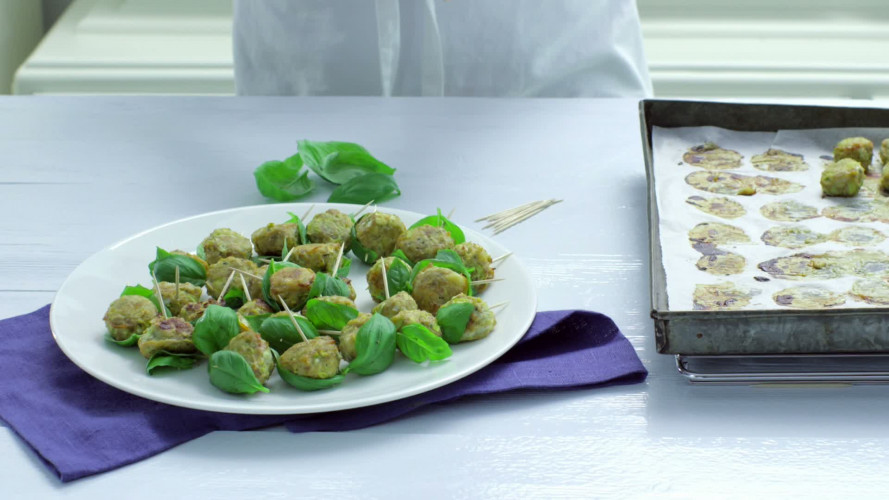 Kipgehakt-parmezaanballetjes stap 8.mov