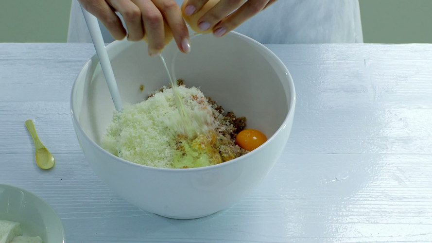Kipgehakt-parmezaanballetjes stap 4.mov