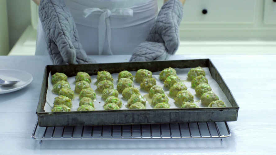 Kipgehakt-parmezaanballetjes stap 6.mov