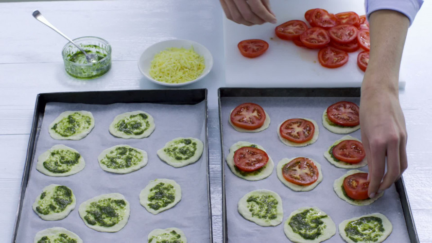 Minipizza’s met salami of zalm stap 6.mov