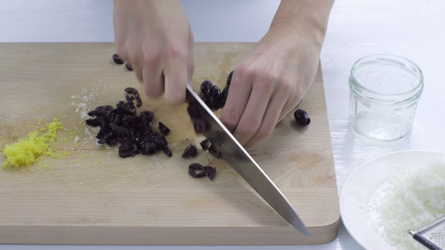 Olijvenbrood met truffelolie en Parmezaan stap 2.mov